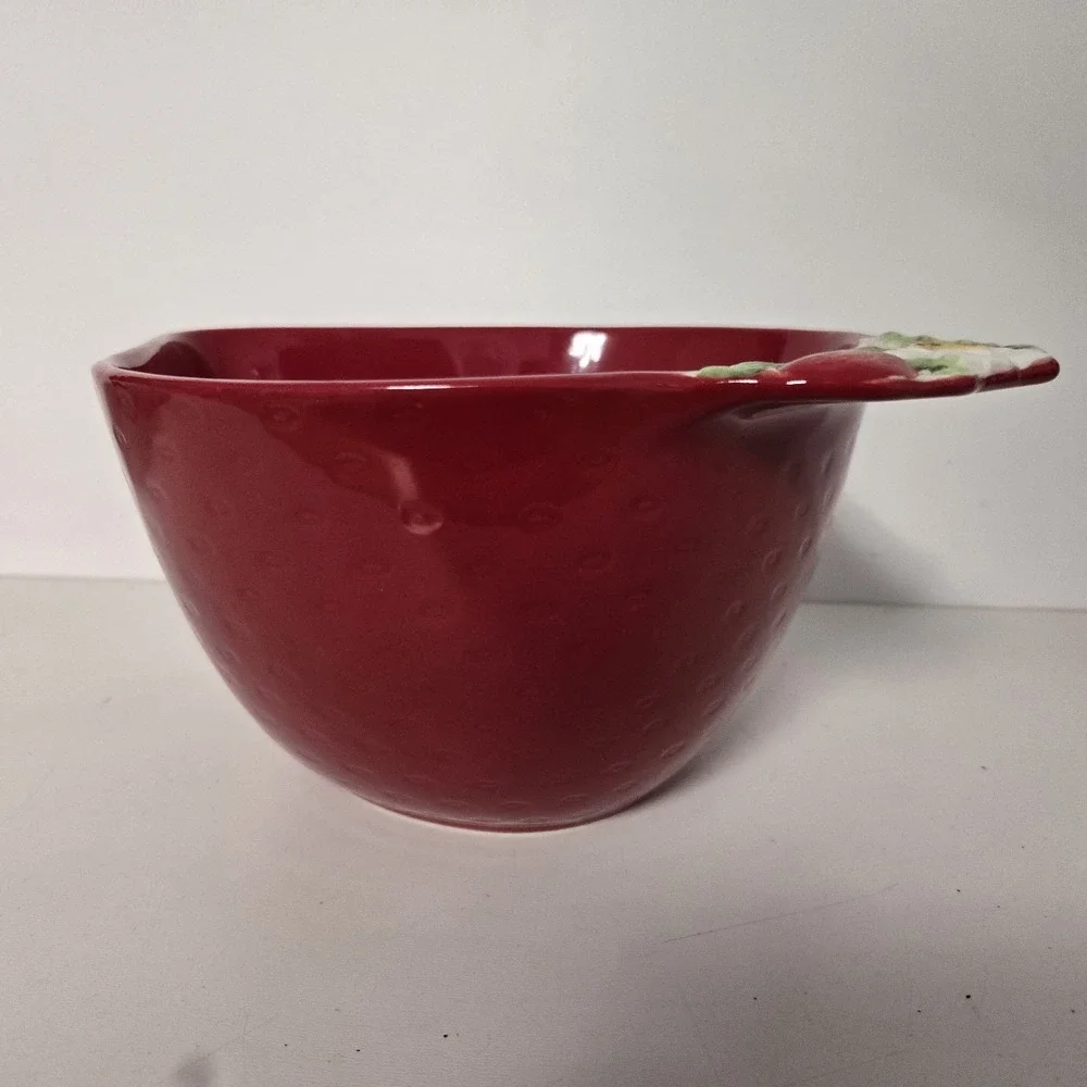 Temptations Tara 2 Qt Red Figural Strawberry Bowl 855456 w/ Embroidered‎ Napkin